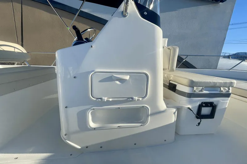 Slide: The Image of Boston Whaler 190 Montauk 2025 - 13