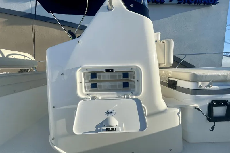 Slide: The Image of Boston Whaler 190 Montauk 2025 - 14