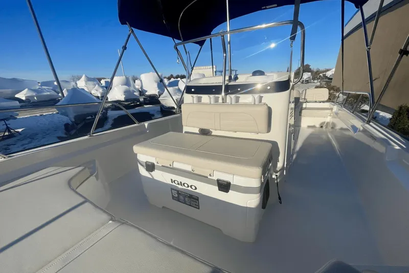 Slide: The Image of Boston Whaler 190 Montauk 2025 - 15