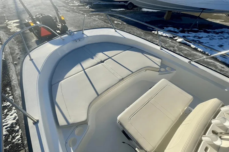 Slide: The Image of Boston Whaler 190 Montauk 2025 - 16