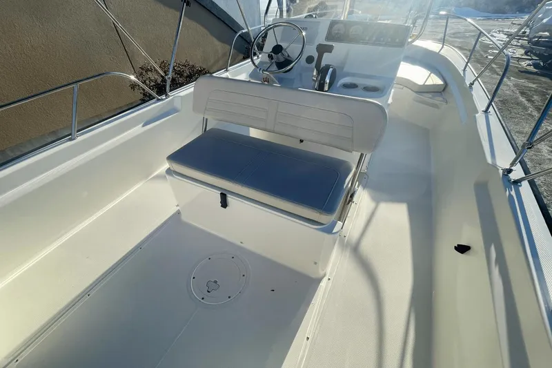 Slide: The Image of Boston Whaler 190 Montauk 2025 - 6