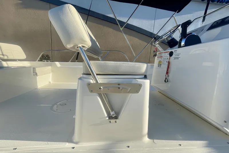 Slide: The Image of Boston Whaler 190 Montauk 2025 - 7