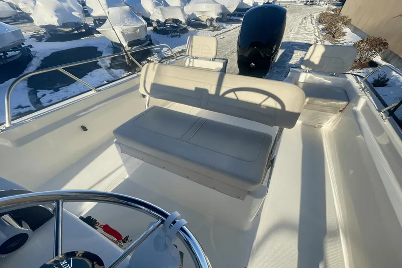 Slide: The Image of Boston Whaler 190 Montauk 2025 - 8