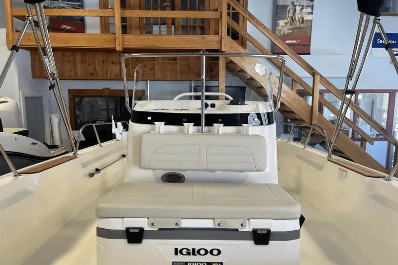 Slide: The Image of Boston Whaler 190 Montauk 2025 - 10