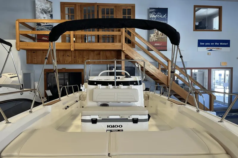 Slide: The Image of Boston Whaler 190 Montauk 2025 - 11