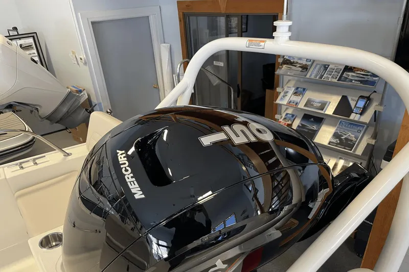 Slide: The Image of Boston Whaler 190 Montauk 2025 - 12