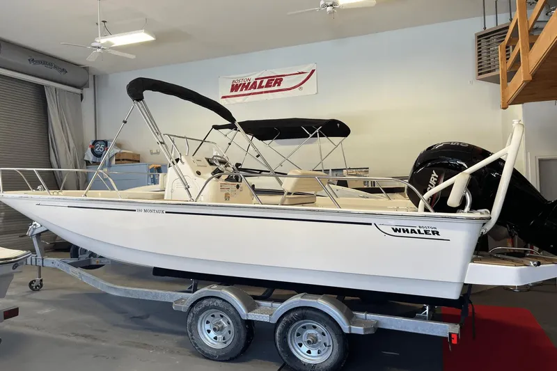 Slide: The Image of Boston Whaler 190 Montauk 2025 - 15