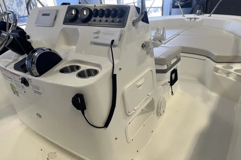 Slide: The Image of Boston Whaler 190 Montauk 2025 - 7