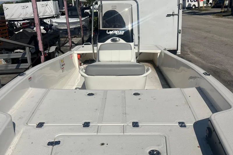 Slide: The Image of 2025 Mako Pro Skiff 15 CC boat interior with seating and console. - 7