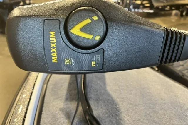 Slide: The Image of Trolling motor control on 2025 Nitro Z20 XL boat, featuring Maxxum 5-speed settings. - 10