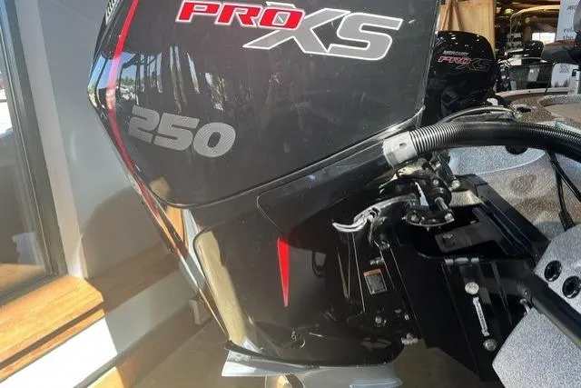 Slide: The Image of 2025 Nitro Z20 XL boat with Pro XS 250 engine in showroom. - 5