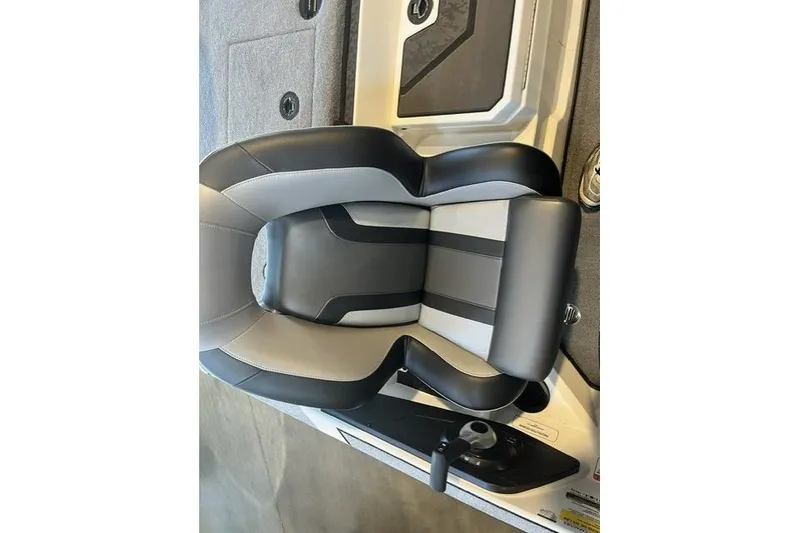 Slide: The Image of The 2025 Nitro Z20 XL features a modern seat with gray and black accents. - 125