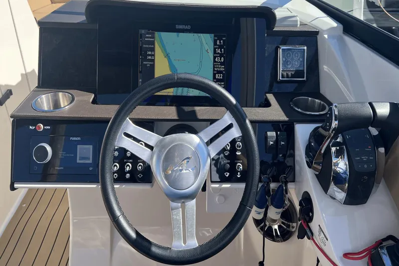 Slide: The Image of Sea Ray 290 SDX OB 2021 - 18
