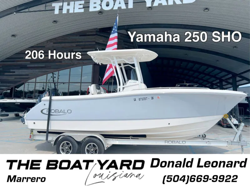 The Image of Robalo R230 Center Console 2023 - 1