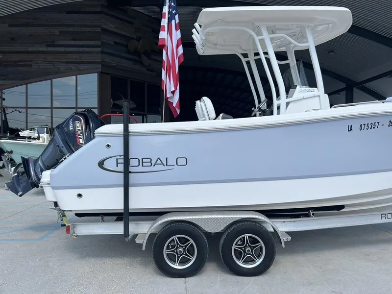 Slide: The Image of Robalo R230 Center Console 2023 - 17