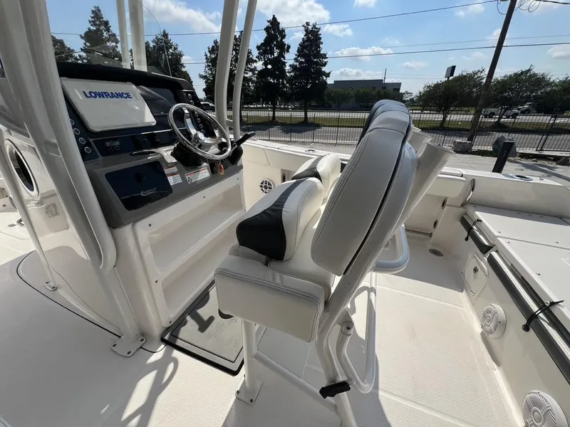 Slide: The Image of Robalo R230 Center Console 2023 - 7