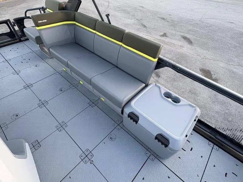 Slide: The Image of Sea-Doo Switch Fish 21' 230HP 2025 - 27