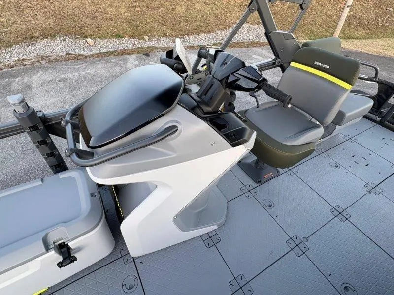 Slide: The Image of Sea-Doo Switch Fish 21' 230HP 2025 - 28