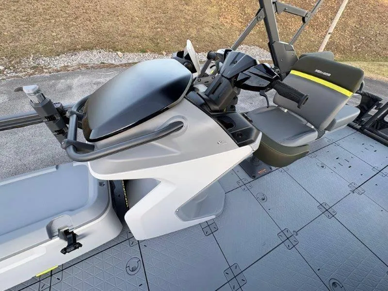 Slide: The Image of Sea-Doo Switch Fish 21' 230HP 2025 - 29