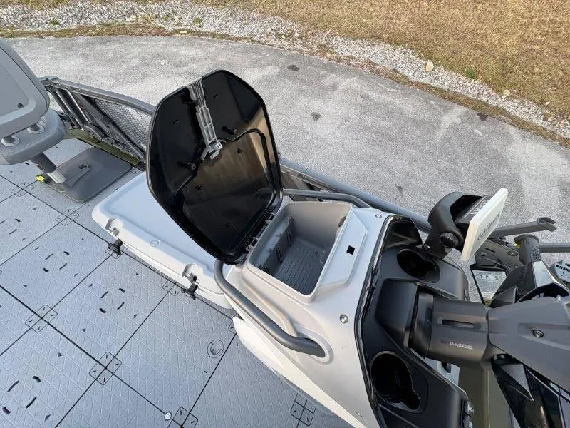 Slide: The Image of Sea-Doo Switch Fish 21' 230HP 2025 - 30