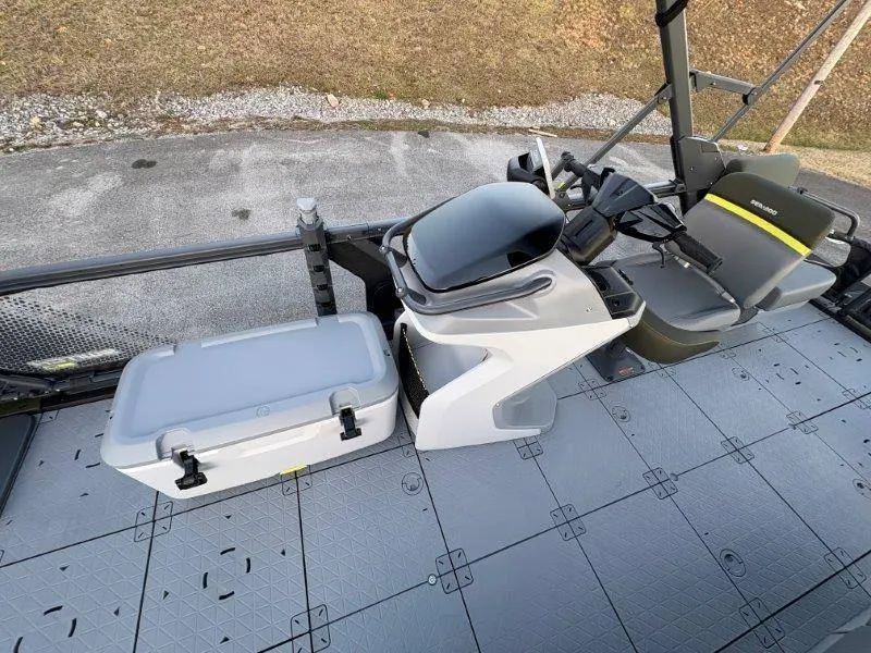 Slide: The Image of Sea-Doo Switch Fish 21' 230HP 2025 - 34