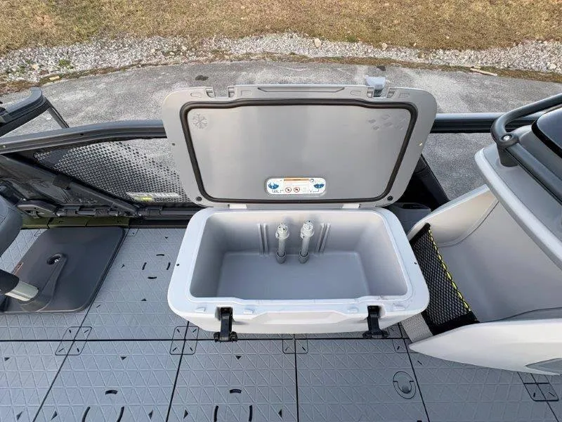 Slide: The Image of Sea-Doo Switch Fish 21' 230HP 2025 - 35