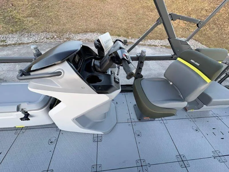 Slide: The Image of Sea-Doo Switch Fish 21' 230HP 2025 - 36