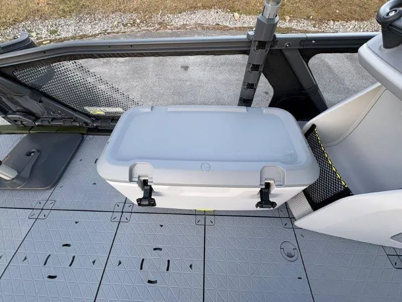 Slide: The Image of Sea-Doo Switch Fish 21' 230HP 2025 - 37