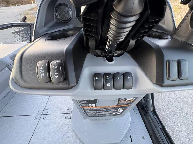 Slide: The Image of Sea-Doo Switch Fish 21' 230HP 2025 - 39