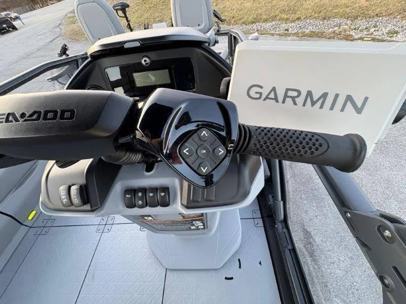 Slide: The Image of Sea-Doo Switch Fish 21' 230HP 2025 - 47