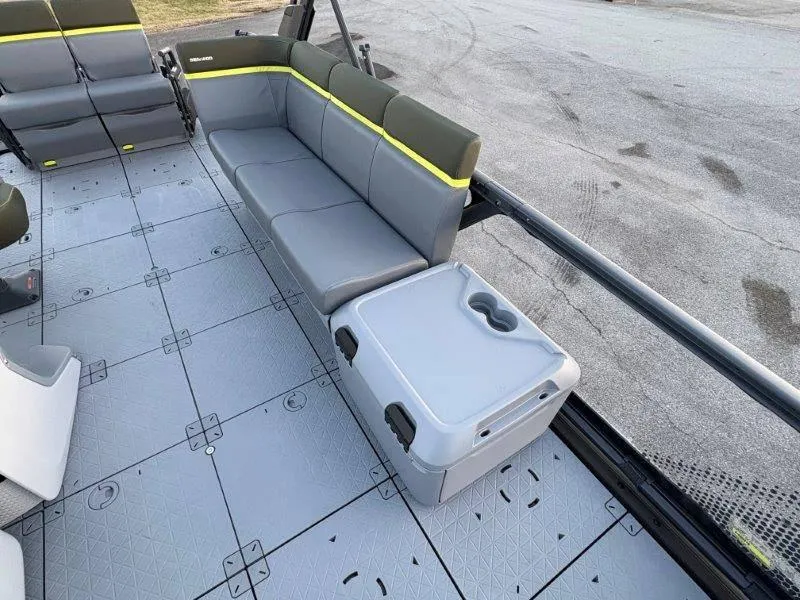 Slide: The Image of Sea-Doo Switch Fish 21' 230HP 2025 - 48