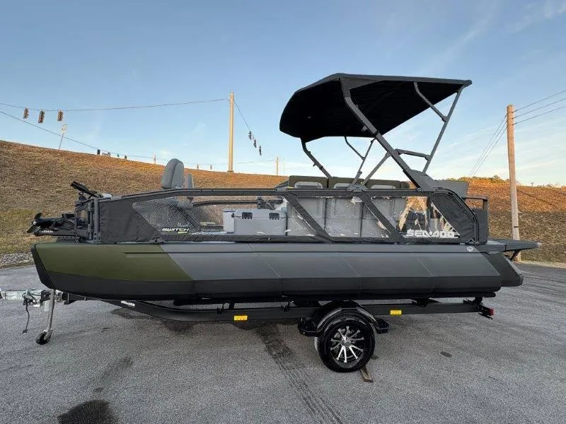 Slide: The Image of Sea-Doo Switch Fish 21' 230HP 2025 - 5