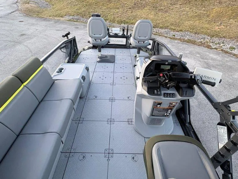 Slide: The Image of Sea-Doo Switch Fish 21' 230HP 2025 - 51