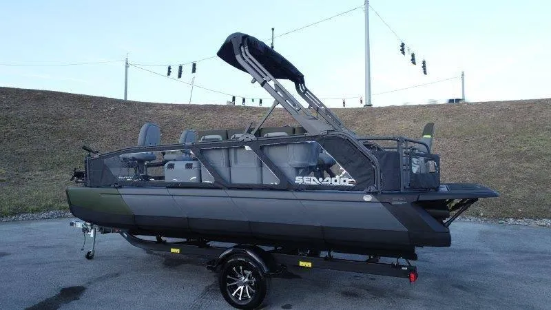 Slide: The Image of Sea-Doo Switch Fish 21' 230HP 2025 - 78