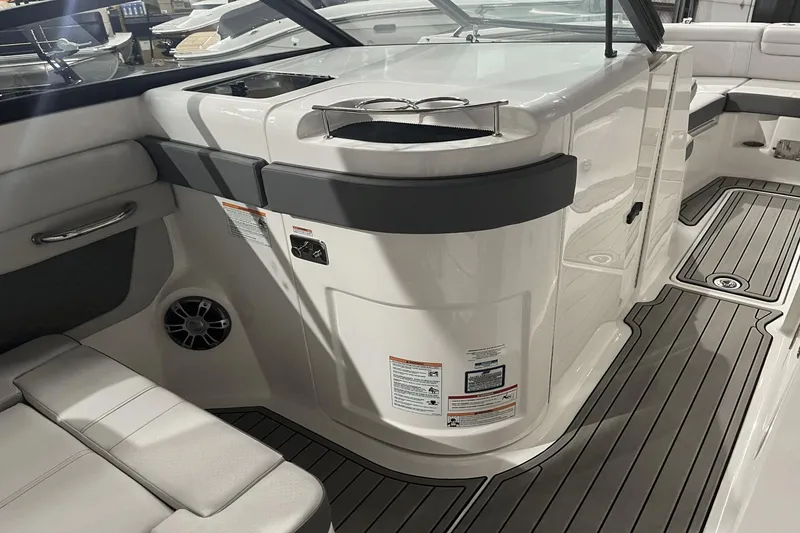 Slide: The Image of Sea Ray SDX 290 2025 - 15