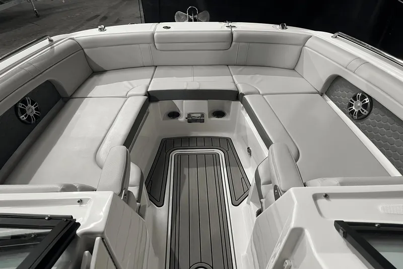 Slide: The Image of Sea Ray SDX 290 2025 - 17