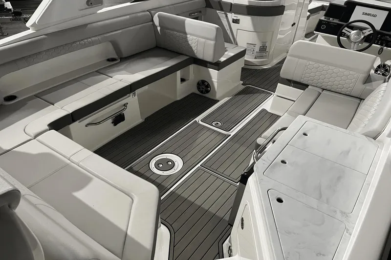 Slide: The Image of Sea Ray SDX 290 2025 - 6