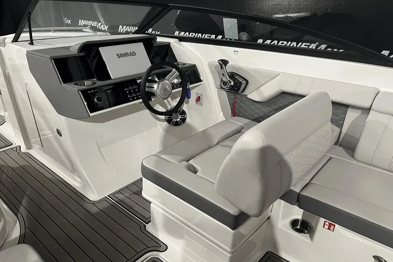Slide: The Image of Sea Ray SDX 290 2025 - 8