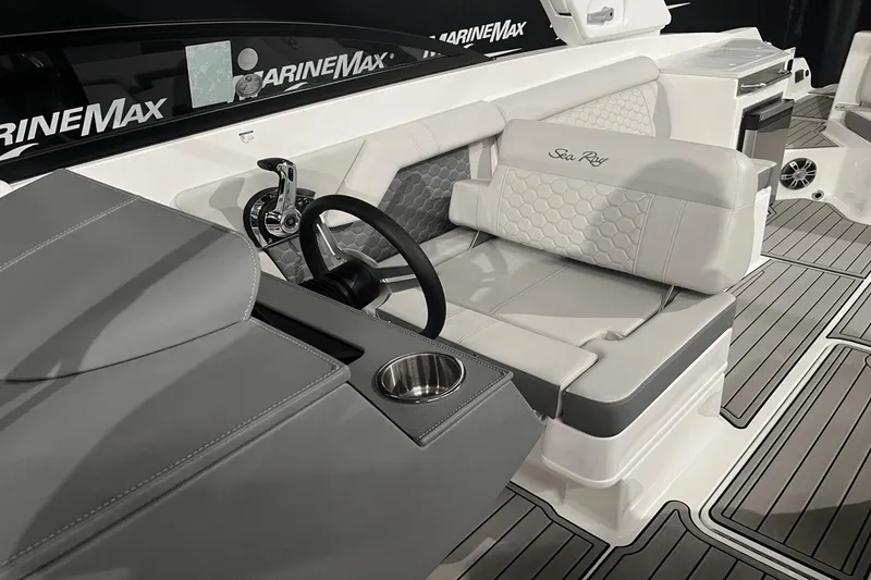Slide: The Image of Sea Ray SDX 290 2025 - 9