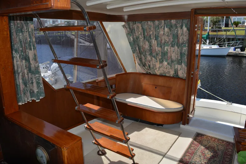 Slide: The Image of Salon Aft to Starboard - 19