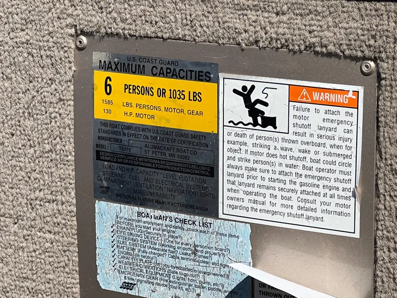 Slide: The Image of Capacity warning label on 2001 Alumacraft Trophy 175 boat, maximum 6 persons or 1035 lbs. - 6