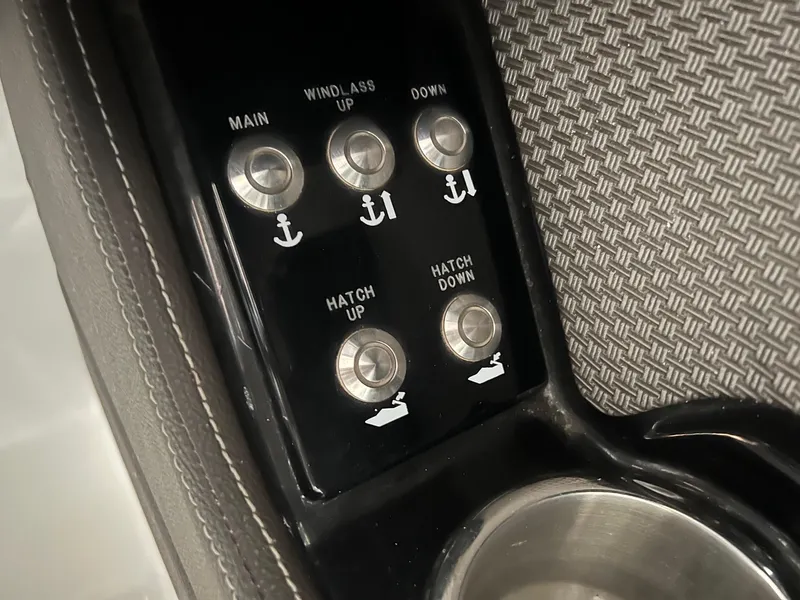 Slide: The Image of Control panel of a 2018 Sea Ray 280 SLX boat with cup holder. - 22