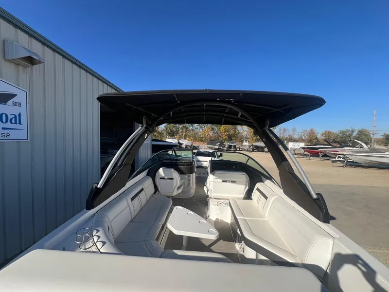 Slide: The Image of 2018 Sea Ray 280 SLX boat with spacious seating and sleek design. - 39