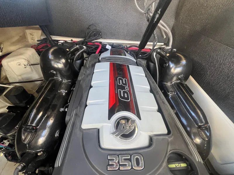 Slide: The Image of 2018 Sea Ray 280 SLX engine, 6.2L, 350 horsepower, detailed view. - 41