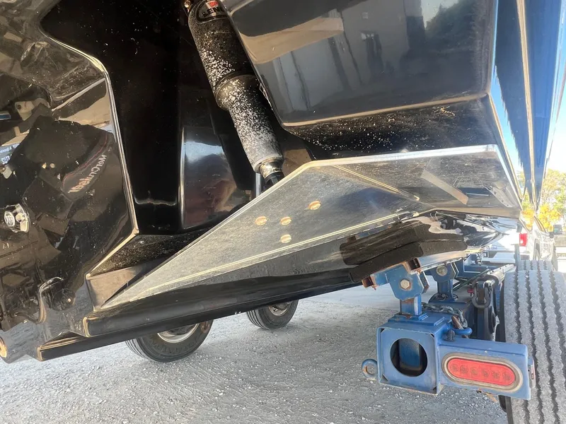 Slide: The Image of Close-up of 2018 Sea Ray 280 SLX boat hull on trailer. - 8