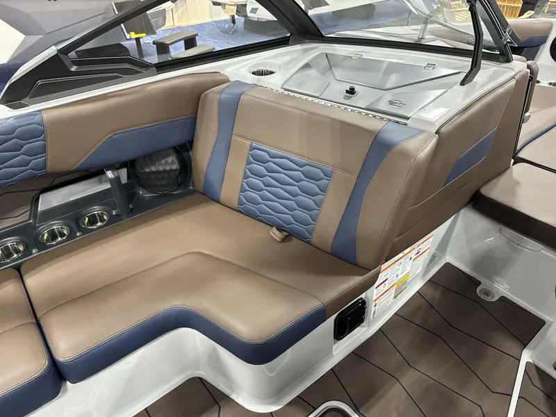 Slide: The Image of Malibu Wakesetter 24 MXZ 2025 - 13