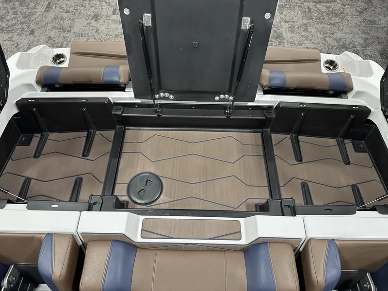 Slide: The Image of Malibu Wakesetter 24 MXZ 2025 - 18