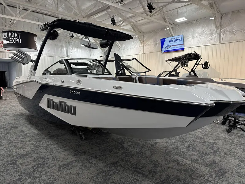 Slide: The Image of Malibu Wakesetter 24 MXZ 2025 - 2