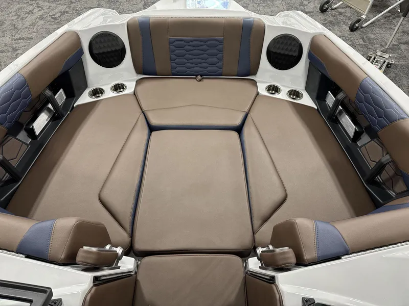 Slide: The Image of Malibu Wakesetter 24 MXZ 2025 - 9