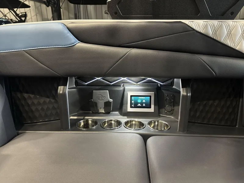 Slide: The Image of Malibu M230 2025 - 15